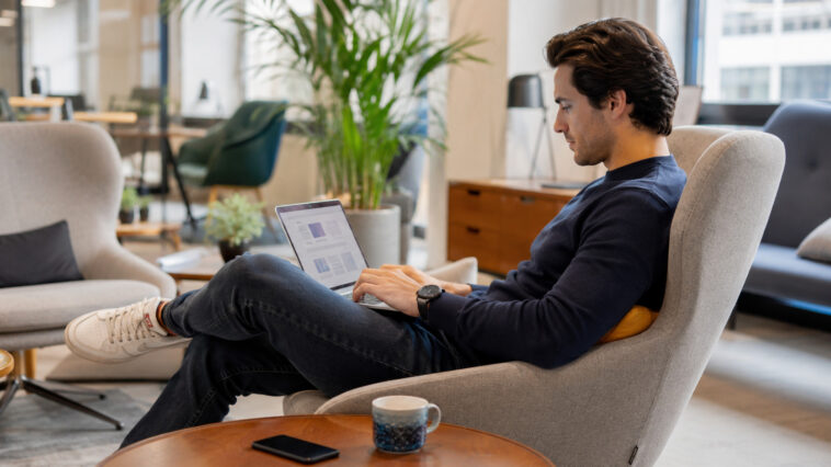 Étude Workday : l’IA améliore la productivité, mais fragilise les liens entre collègues