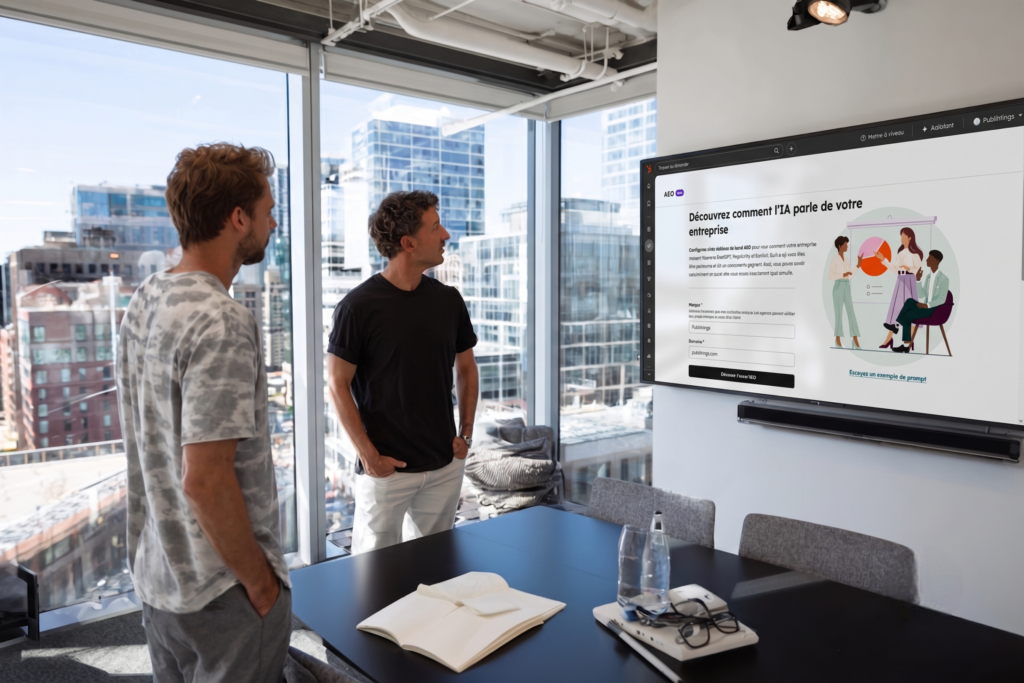 Fondateurs de startup analysant les graphiques de visibilité IA et de parts de voix du HubSpot AEO Grader.