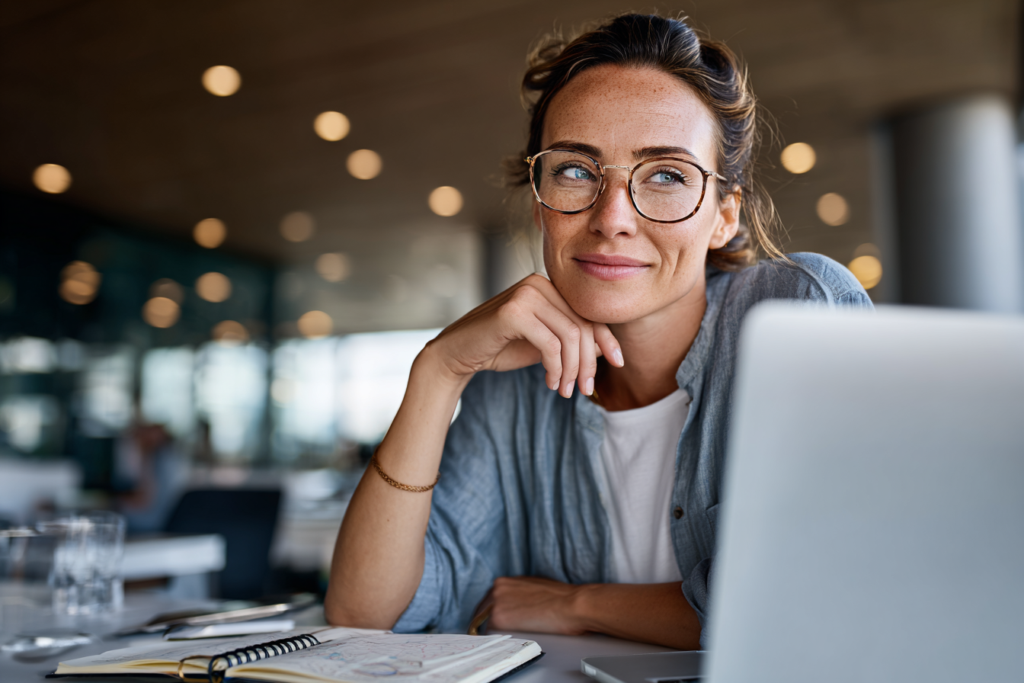 Marketeuse consultant une recommandation générée par le Breeze Agent de HubSpot
