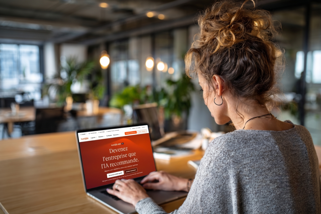 Consultante en marketing digital remplissant le formulaire en ligne de l'outil gratuit HubSpot AEO Grader.
